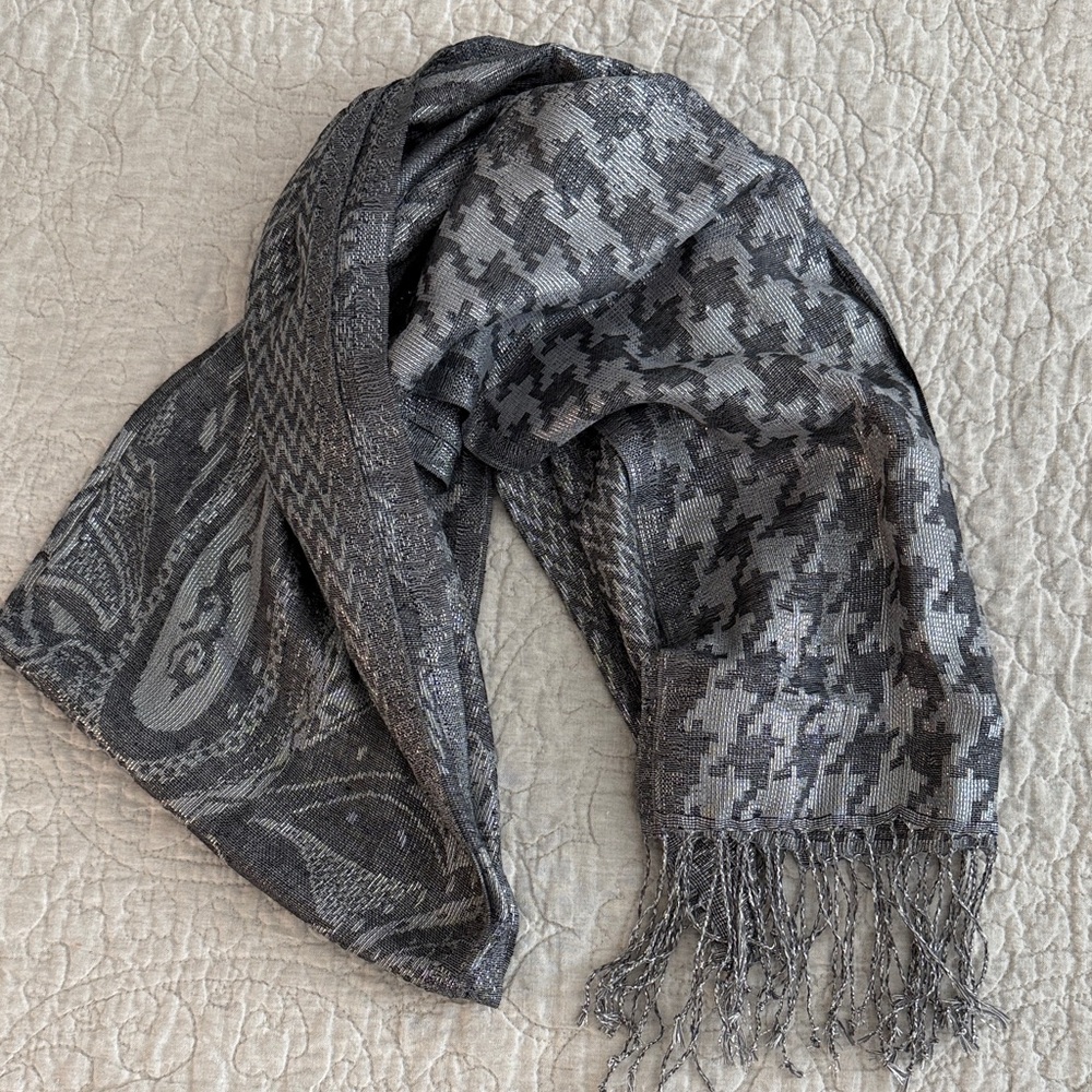 Ann Taylor Gray and Silver Thread Patterned Women's Scarf, EUC